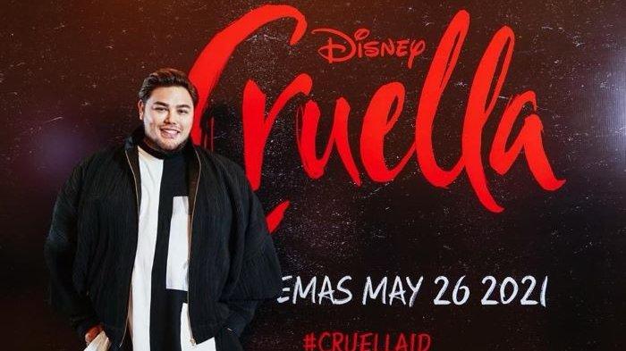 Perancang busana Ivan Gunawan berpose bersama poster film Cruella, Sabtu (22/5/2021). Film Cruella garapan Disney itu tayang di bioskop Indonesia mulai Rabu (26/5/2021).