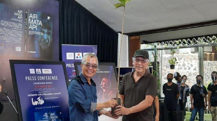 Iwan Fals (kanan) bersama Piter Abdullah Redjalam (kiri) selaku penulis novel Air Mata Api saat jumpa pers peluncuran novel Air Mata Api di Panggung Kita, Leuwinanggung, Depok Jawa Barat, Kamis (3/9/2020).