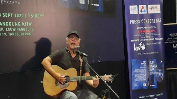 Iwan Fals saat tampil dalam jumpa pers peluncuran Novel Air Mata Api di Panggung Kita, Leuwinanggung, Depok Jawa Barat, Kamis (3/9/2020).