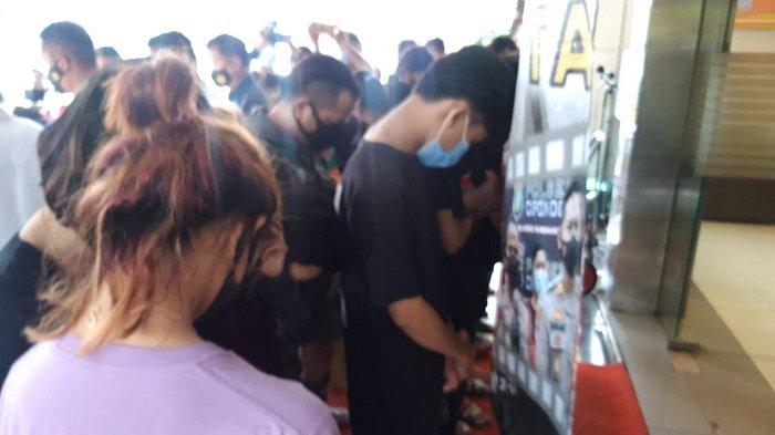 Jajaran Polrestro Tangerang membongkar praktik prostitusi online yang melibatkan sejumlah mucikari dan belasan gadis penghibur.
