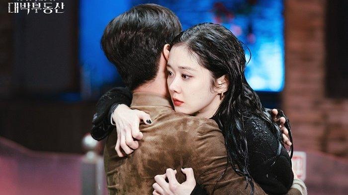 Jang Nara dan Jung Yong Hwa dalam salah satu adegan drama Korea Sell Your Haunted House.