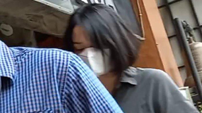 Jeanneta Sanfadelia kekasih Ardhito Pramono terlihat mendatangi Polres Jakarta Barat, Kamis (13/7/2022) siang.