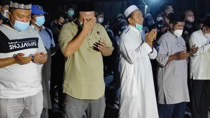 Proses Penyelenggaraan Sholat Jenazah Ustadz Tengku Zulkarnain Dikawal Ketat Brimob Polda Riau