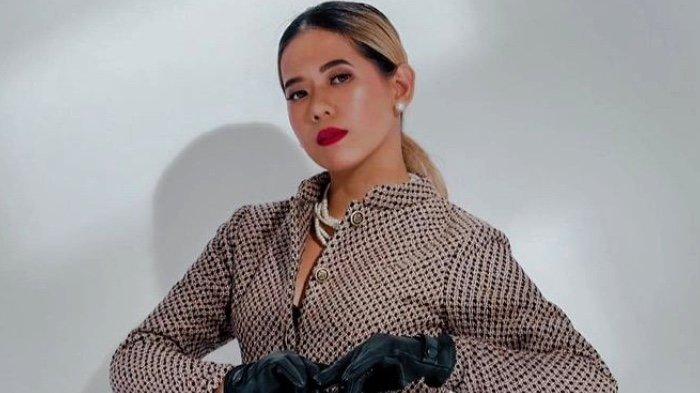 Pemain film Jennifer Darren mengaku menjadi korban tindak pencurian yang diduga dilakukan NS, perempuan yang menjadi selingkuhan kekasihnya, Senin (21/11/2022).
