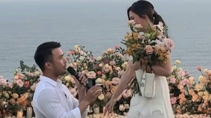 Bintang film dan sinetron Jessica Mila dilamar Yakub Hasibuan, anak pengacara Otto Hasibuan, hingga ramai di media sosial setelah Vidi Aldiano mengunggah video momen Jessica Mila menerima ajakan menikah Yakub Hasibuan, Minggu (21/8/2022).