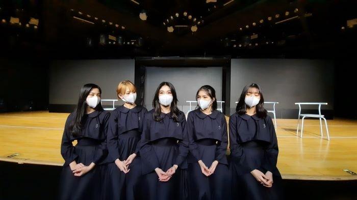 JKT48 mengenalkan single baru berjudul Cara Ceroboh Untuk Mencinta di fX Entertainment Lifestyle, Jalan Sudirman, Senayan, Jakarta Pusat, Selasa (16/3/2021).