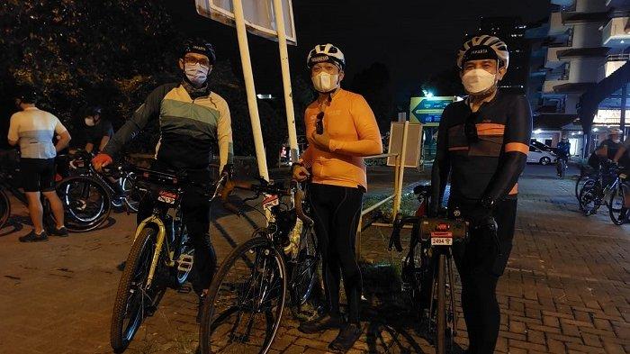 Tiga sekawan pesepeda dari Cibubur (ki-ka) Eko Yulianto, Christiantoko, dan Emanuel bersiap di titik start dan finis JUCC 2022 di Citos, Jakarta Selatan.