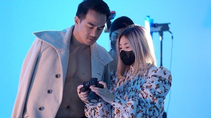 Proses pemotretan aktor laga Joe Taslim yang dilakukan Viviane Jiang untuk Majalah Timid dari Amerika Serikat, di studio Vivienne Jiang, Ciputat, Tangerang Selatan.