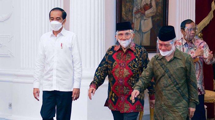 Presiden Joko Widodo menyambut Amien Rais dan perwakilan terkait peristiwa tewasnya enam laskar FPI di tol Cikampek di Istana Kepresidenan, Jakarta, Selasa, (9/3/2021). Presiden didampingi oleh Menkopolhukam Mahfud MD dan Menteri Sekretaris Negara Pratikno.