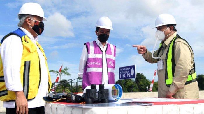 Presiden Joko Widodo bersama Menteri PUPR Basuki Hadimuljono (kiri) dan Menteri Pertahanan Prabowo Subianto meninjau langsung sodetan akses jalan menuju rencana ibu kota negara (IKN) di Provinsi Kalimantan Timur, pada Selasa (24/8/2021).