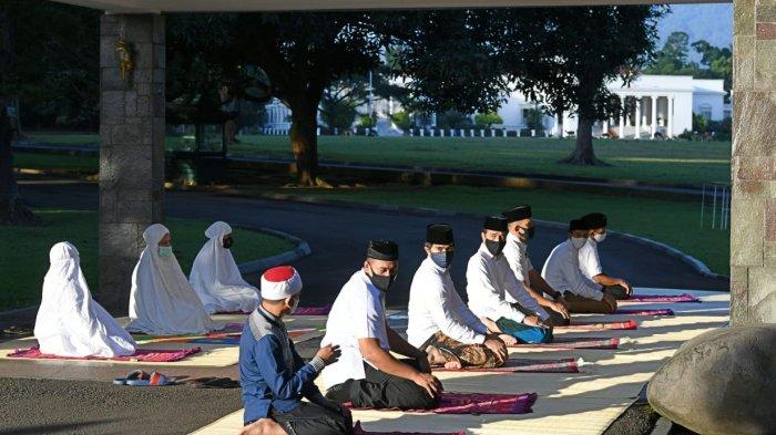 Presiden Joko Widodo bersama dengan Ibu Negara Iriana Joko Widodo melaksanakan Salat Idul Fitri 1441 H di halaman depan Wisma Bayurini, Istana Kepresidenan Bogor, Minggu (24/5/2020).