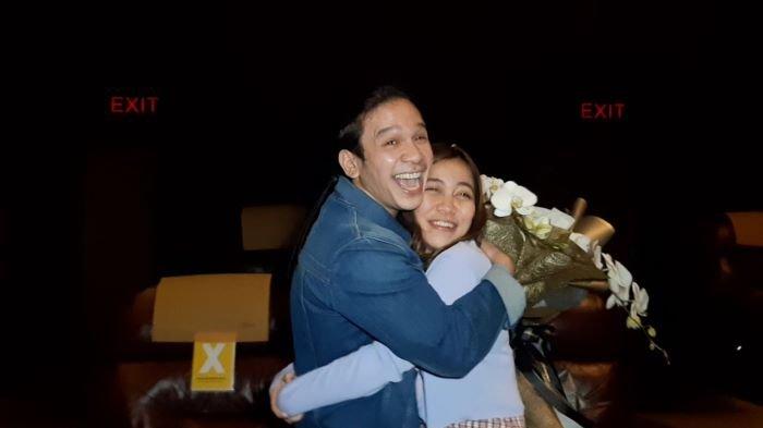 Jordi Onsu dan Frislly Herlind mengumumkan sebagai pasangan kekasih setelah menyatakan cintanya di salah satu studio bioskop di Senayan City, Tanah Abang, Jakarta Pusat, Senin (22/2/2021).
