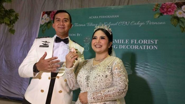 Penyanyi Joy Tobing resmi melepas status janda dan menikah untuk kedua kalinya. Joy Tobing dinikahi Kolonel (TNI) Cahyo Permono di kawasan Pondok Cabe, Tangerang Selatan, Sabtu (25/9/2021).