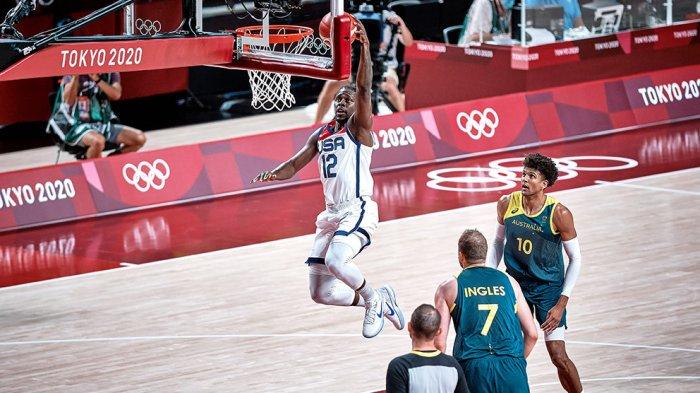 Jrue Holiday point guard tim Basket AS melakukan gerakan slam dunk ke pertahanan tim Australia pada pertandingan semifinal