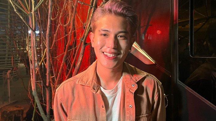 Penyanyi Julian Jacob disela berbincang di kawasan Setiabudi, Jakarta Selatan, Sabtu (19/11/2022).
