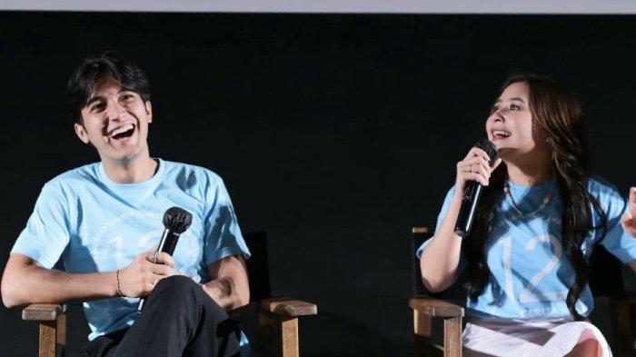 Junior Roberts dan Prilly Latuconsina disela peluncuran trailer dan OST film 12 Cerita Glen Anggara di Bioskop XXI Epicentrum Walk, Kuningan, Jakarta Selatan, Senin (18/7/2022). Film 12 Cerita Glen Anggara tayang di bioskop mulai 18 Agustus 2022.