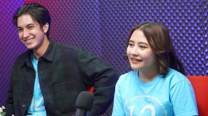 Junior Roberts dan Prilly Latuconsina saat berbincang tentang film 12 Cerita Glen Anggara di Podcast Kinari, Redaksi Wartakotalive.com, Palmerah, Jakarta Pusat, Kamis (4/8/2022). Film 12 Cerita Glen Anggara tayang di bioskop Indonesia mulai 18 Agustus 2022.