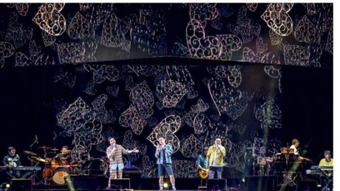 Kahitna beraksi di Konser New Live! Experience yang digelar di Parkir Barat Jakarta International Expo, Kemayoran, Jakarta Pusat, berlangsung meriah. Konser New Live! Experience digelar selama dua hari, Sabtu-Minggu (29-30/8/2020).