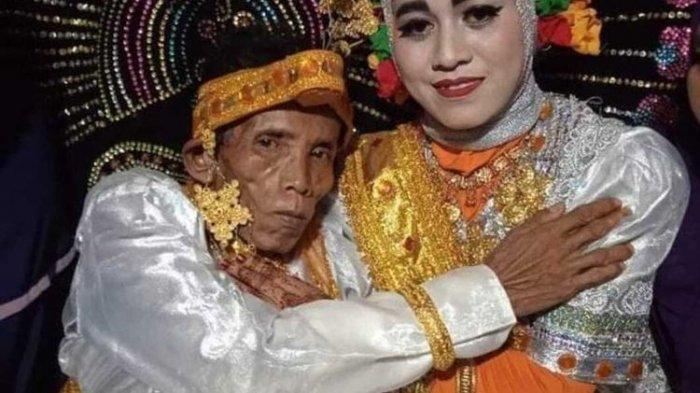 Bora dan istrinya Ira Fazillah seusai akad nikah. Pasangan terpaut usia 39 tahun itu menikah dan menggemparkan Bone, Sulawesi Selatan.
