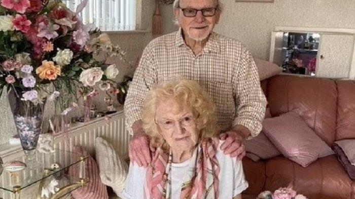Kakek Maurice Benton (90) akhirnya menikahi nenek Joanne Orris (92) setelah terkena serangan jantung. Mereka telah hidup bersama selama 37 tahun tanpa ikatan pernikahan. Pasangan itu bertunangan pada Maret 2021 ketika Orris mengalami serangan jantung.