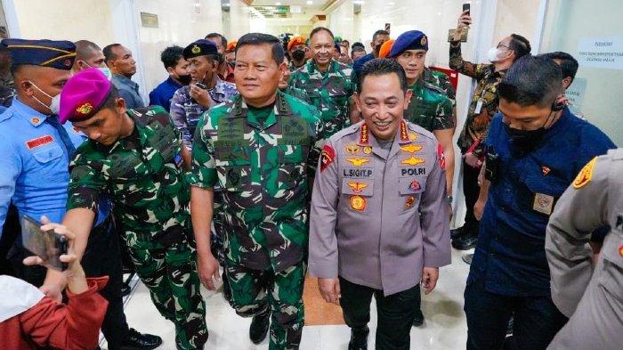 Kapolri Jenderal Listyo Sigit Prabowo menemani KSAL Laksamana Yudo Margono menjalani fit and proper test sebagai calon Panglima TNI di DPR RI, Senayan, Jakarta Pusat, Jumat (2/12/2022).