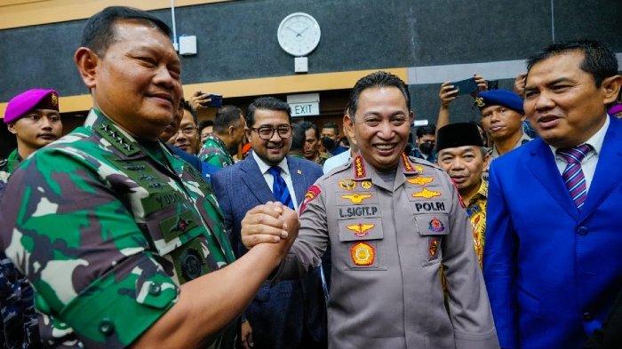 Kapolri Jenderal Listyo Sigit Prabowo menemani KSAL Laksamana Yudo Margono menjalani fit and proper test sebagai calon Panglima TNI di DPR RI, Senayan, Jakarta Pusat, Jumat (2/12/2022).
