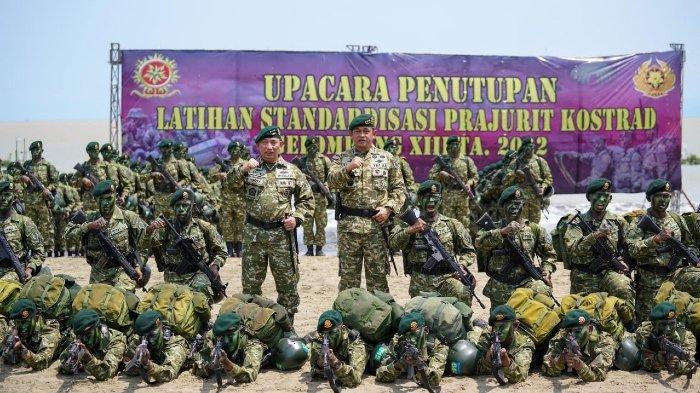 Panglima Komando Cadangan Strategis Angkatan Darat (Pangkostrad) Letjen Maruli Simanjuntak mengukuhkan Kapolri Jenderal Listyo Sigit Prabowo sebagai warga kehormatan keluarga besar Kostrad. Penyematan baret dan brevet warga kehormatan Kostrad terhadap Kapolri dilaksanakan usai upacara penutupan latihan standardisasi prajurit Kostrad di Pantai Palangpang, Ciemas, Sukabumi, Jawa Barat, Selasa (13/9/2022).