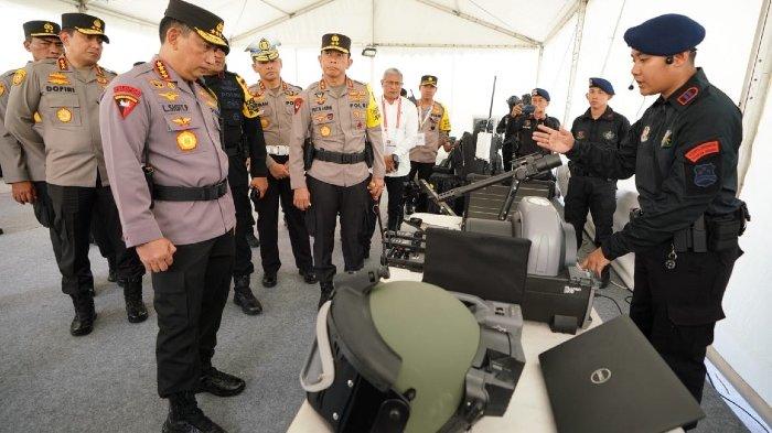 Kapolri Jenderal Listyo Sigit Prabowo meninjau persiapan personel pengamanan untuk memastikan seluruh rangkaian kegiatan KTT G20 berjalan aman dan lancar. Kapolri meninjau salah satu titik posko yang disiapkan didekat Apurva untuk memeriksa peralatan dan kesiapan anggota Polri, Sabtu (12/11/2022).