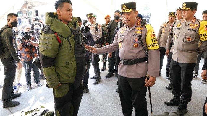 Kapolri Jenderal Listyo Sigit Prabowo meninjau persiapan personel pengamanan untuk memastikan seluruh rangkaian kegiatan KTT G20 berjalan aman dan lancar. Kapolri meninjau salah satu titik posko yang disiapkan didekat Apurva untuk memeriksa peralatan dan kesiapan anggota Polri, Sabtu (12/11/2022).