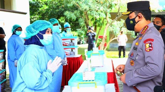 Kapolri Jenderal Listyo Sigit Prabowo saat meninjau lokasi Isoter di Asrama Haji Sleman, Ring Road Utara, DI Yogyakarta, Jumat (11/3/2022).