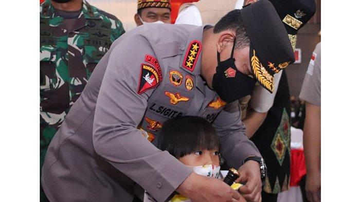 Kapolri Jenderal Listyo Sigit Prabowo meninjau akselerasi percepatan vaksinasi di Pidie Convention Center, Kabupaten Pidie, Aceh, Sabtu (26/2/2022).