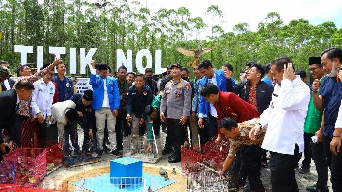 Kapolri Jenderal Listyo Sigit Prabowo meninjau pelaksanaan puncak Hari Bakti Kesehatan dalam rangka HUT ke-76 Bhayangkara di titik 0 kilometer Ibu Kota Nusantara (IKN) di Kalimantan Timur, Jumat (17/6/2022).