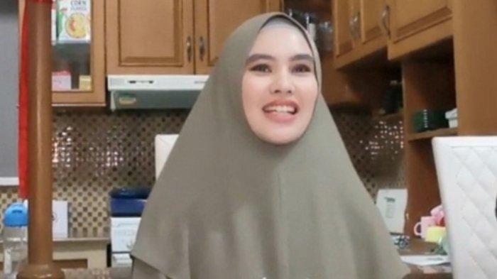 Kartika Putri sedang galau.