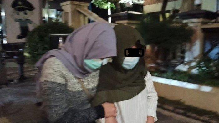 Dua karyawati yang diduga jadi korban pelecehan oleh atasannya saat melapor ke Mapolres Metro Jakarta Utara, Senin (1/3/2021).