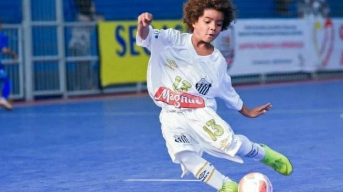 Aksi Kuan Basile dengan baju kebesaran saat mengolah bola dalam pertandingan futsal.