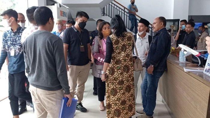 Keluarga korban kecelakaan SJ-182 mendatangi di Kantor Pusat Maskapai Sriwijaya Air, Jumat (11/11/2022)