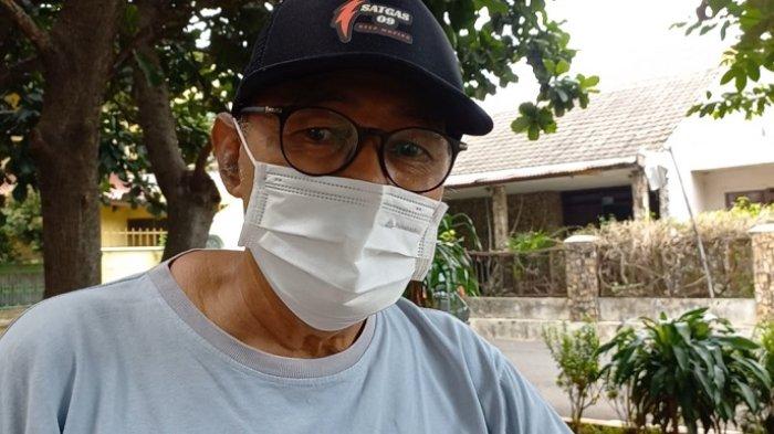 Ketua RW 09, Bambang, saat ditemui di ditemui di taman Perumahan Pondok Kopi RT 04 pada Kamis (18/11/2021), siang.