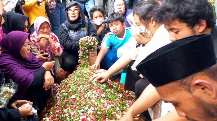 Jenazah pemain film dan mantan paranormal Ki Joko Bodo dimakamkan di TPU Kober, kawasan Lubang Buaya, Cipayung, Jakarta Timur, Selasa (22/11/2022).