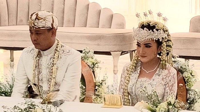 Pemain sinetron Kiki Amalia bersyukur dan bahagia setelah dinikahi Agung Nugraha, Minggu (27/11/2022). Kiki Amalia melepaskan status janda setelah 10 tahun lalu bercerai dari Markus Horison. Akad nikah dan syukuran perkawinan Kiki Amalia dan Agung Nugraha digelar di The Ritz Carlton, Mega Kuningan, Setiabudi, Jakarta Selatan.