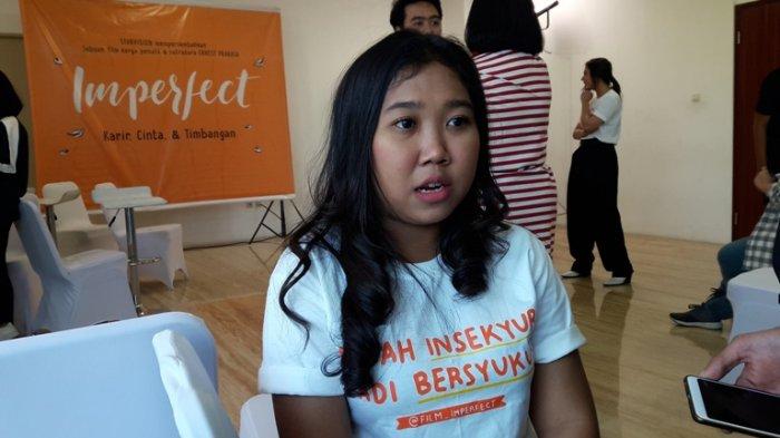 Kiky Saputri disela peluncuran trailer film Imperfect: Cinta, Karir dan Timbangan di kantor Starvision, Cempaka Putih, Jakarta Pusat, Jumat (8/11/2019).