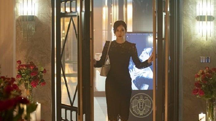 Aktris Kim So Yeon menjadi pemeran utama dalam drama Korea The Penthouse 2. Kali ini, Kim So Yeon terang-terangan berpacaran dengan selingkuhannya, Uhm Ki Joon.