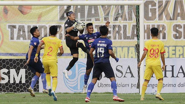 Wahyu Tri Nugroho menjaga gawangnya dari serbuan pemain Arema FC saat kompetisi Liga 1 2019
