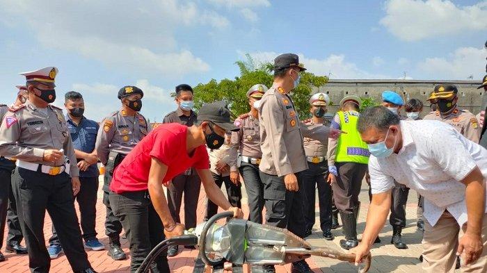 Polres Metro Bekasi memusnahkan knalpot racing motor di halaman Polres Metro Bekasi, Kamis (8/4/2021). Motor-motor berknalpot racing itu dirazia dari jalan-jalan di Kabupaten Bekasi karena menimbulkan polusi suara alias bising.