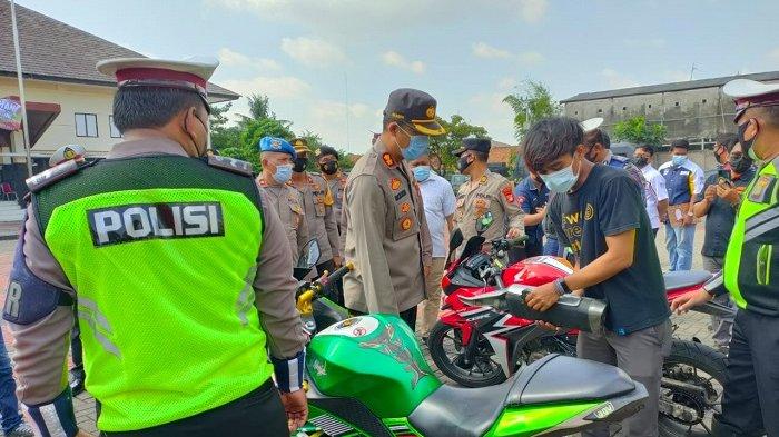 Polres Metro Bekasi merazia knalpot racing motor dan memusnahkannya di halaman Polres Metro Bekasi, Kamis (8/4/2021). Motor-motor berknalpot racing itu dirazia dari jalan-jalan di Kabupaten Bekasi karena menimbulkan polusi suara alias bising.