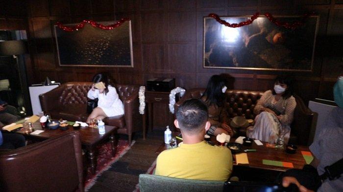 Reserse Narkoba Polda Metro Jaya, Kombes Mukti Juharsaa saat merazia kafe yang diduga berencana untuk merayakan pesta malam tahun baru 2021.