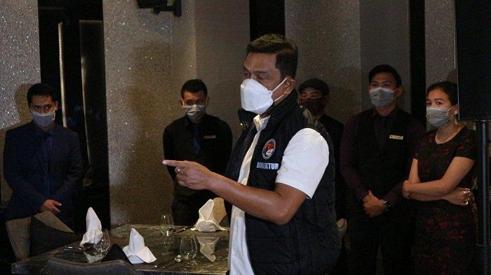 Reserse Narkoba Polda Metro Jaya, Kombes Mukti Juharsaa saat merazia kafe yang diduga berencana untuk merayakan pesta malam tahun baru 2021.