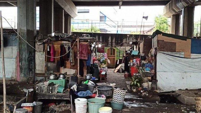 Suasana rumah-rumah di kolong Tol Gedong Panjang, Penjaringan, Jakarta Utara, yang sempet dikunjungi, Mensos Risma, Rabu (30/12/2020).