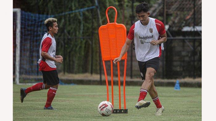 Komang Tri Arta Wiguna berlatih bersama pemain senior di Bali United pasca sembuh cederanya