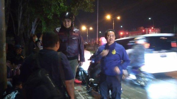 Kapolres Metro Jakarta Barat, Kombes Pol Pasma Royce saat tiba di lokasi dengan menggunakan sepeda motor saat berbincang dengan tokoh pemuda Jakarta Barat Umar Abdul Aziz