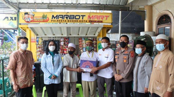 Komjen Suzuki (baju batik) dari Polisi Pemerintahan Jepang mengunjungi Polresta Bogor Kota di Jalan Kapten Muslihat, Kecamatan Bogor Tengah pada Sabtu (7/5/2022).
